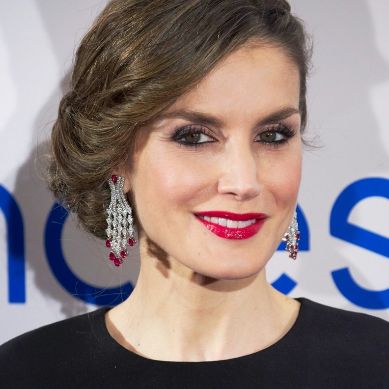  اطلالات ليتيزيا ملكة اسبانيا الجمالية مع الوان احمر الشفاه القوي