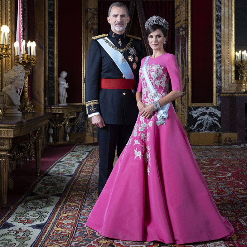 صور اجمل اطلالات ليتيزيا ملكة اسبانيا بمناسبة ذكرى زواجها من الامير فيليب