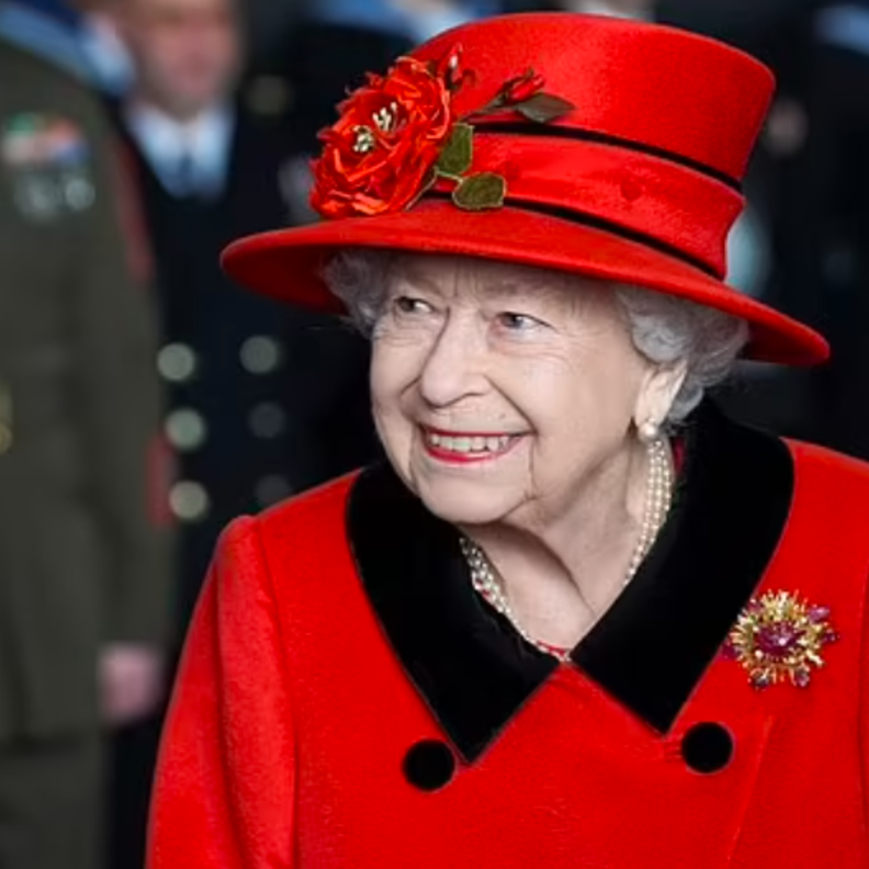 كيف كان الأمير فيليب حاضرًا في أحدث إطلالات الملكة اليزابيث