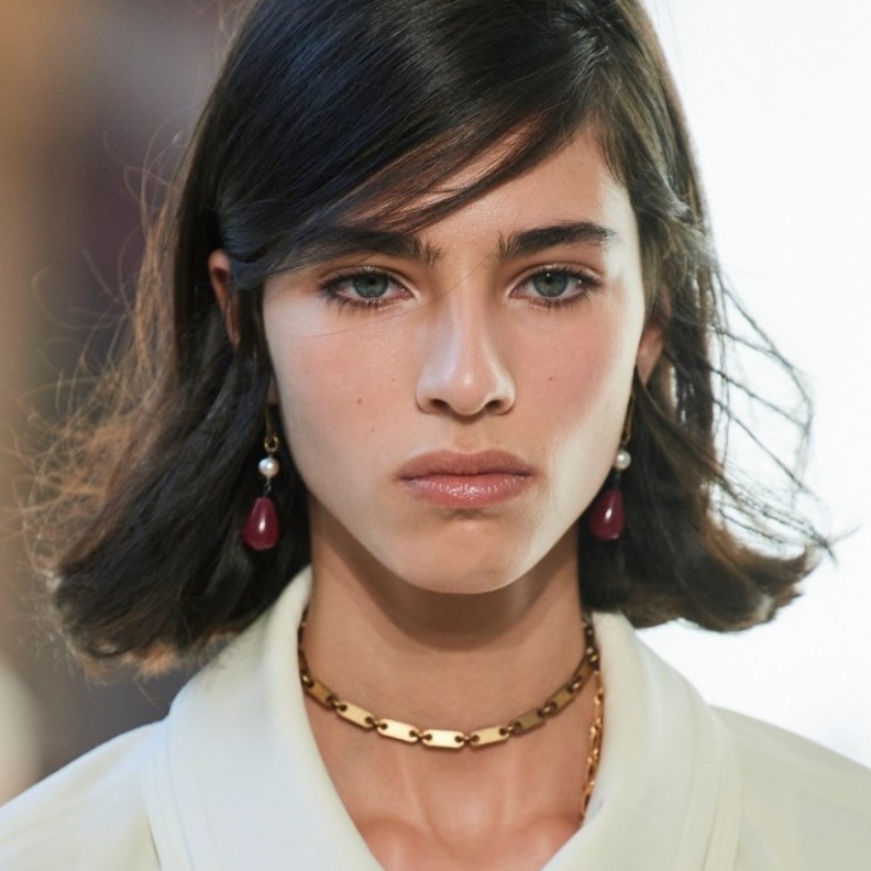 قصات شعر مميزة لصاحبات الوجه المستطيل مع الغرة الجانبية من دار Ports 1961