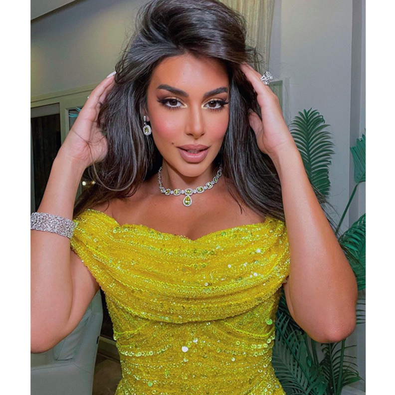 اطلالة فاخرة للنجمة ياسمين صبري بموضة الفستان الاصفر مكشوف الاكتاف