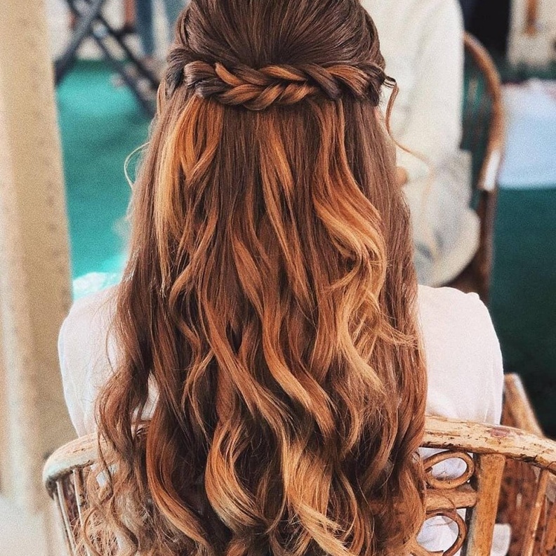 الضفائر النصفيةتسريحات شعر راقية بالضفائر النصفية