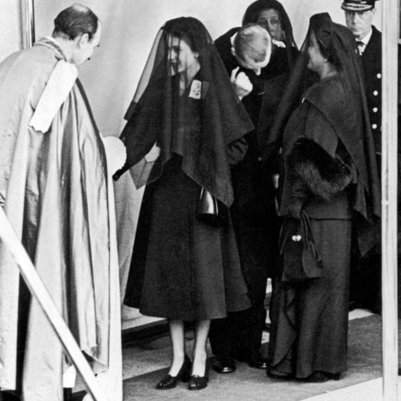 نظرة على ملابس حداد سيدات العائلة المالكة البريطانية على مر السنين