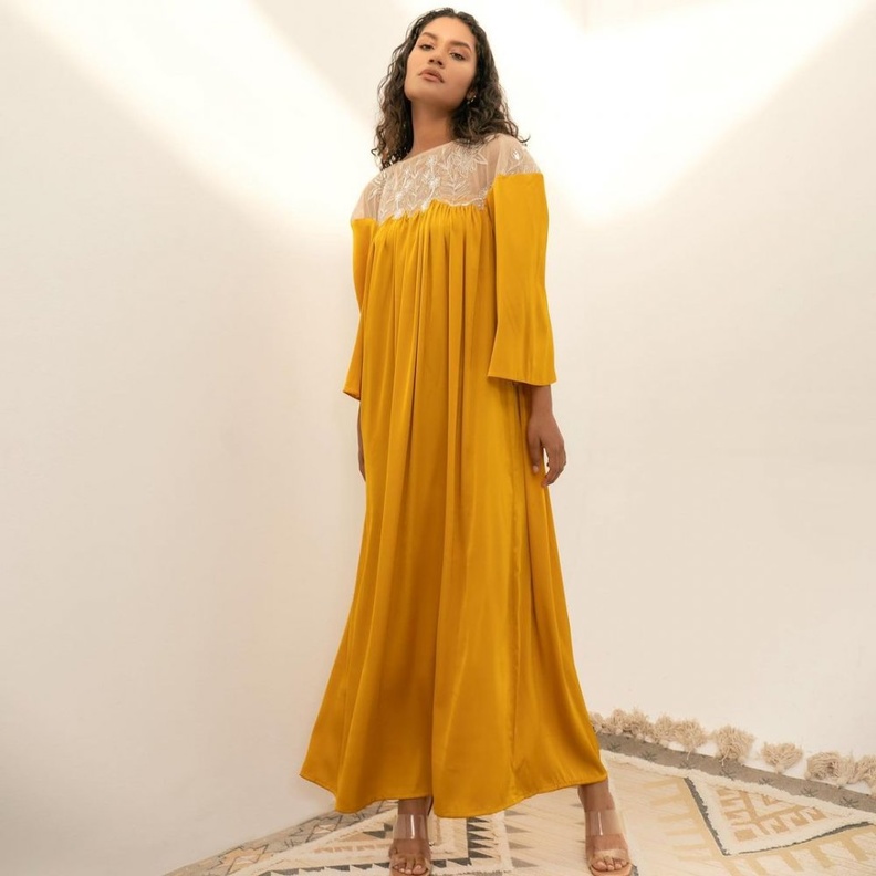 اللون الاصفر هو دائماً اجمل خيار لاطلالة مشرقة. هذه العباية هي من دار Endemage