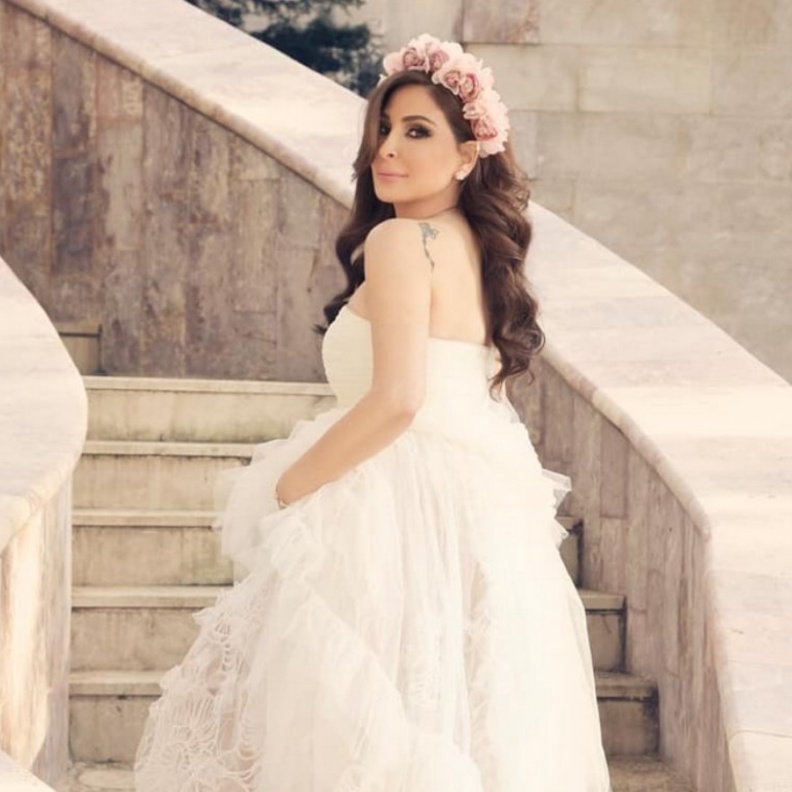  إليسا بإطلالة عرائسية بالفستان الابيض