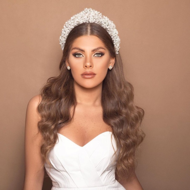 تسريحة شعر مفرود يزينها التاج