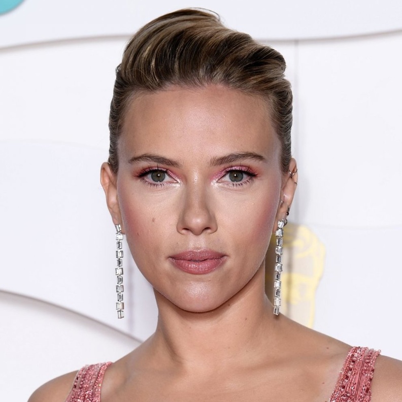 رسمات المكياج الزهري الفاتح بأسلوب Scarlett Johansson