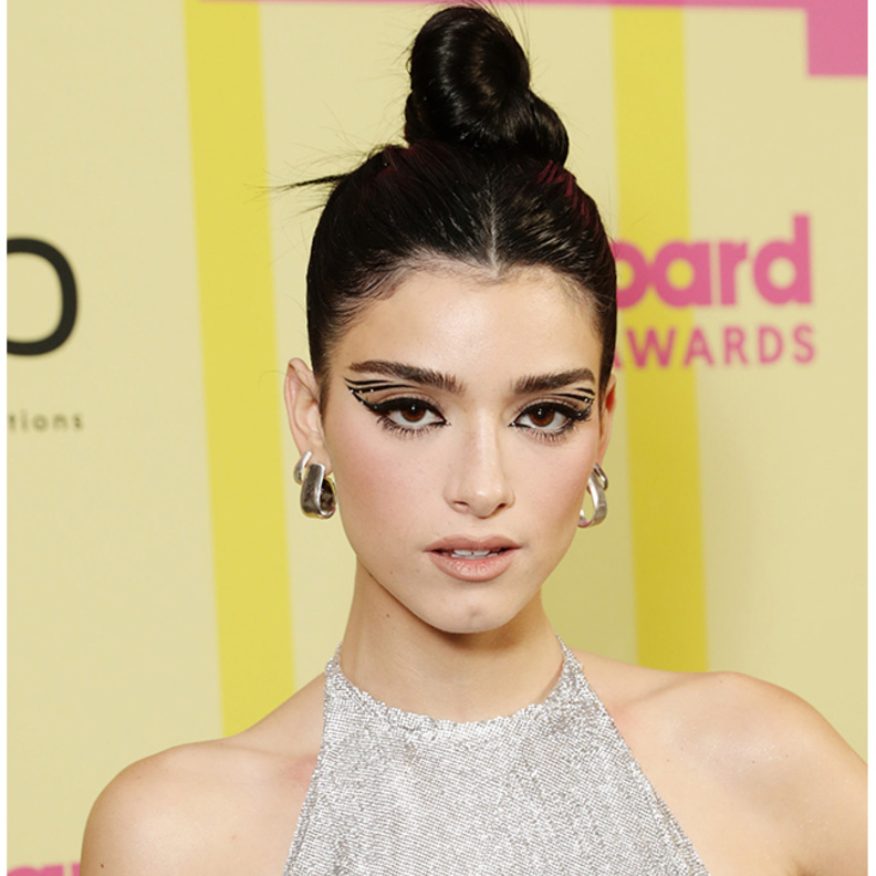 اطلالة Dixie D'Amelio الجمالية برسمات الايلاينر الهندسية والجريئة