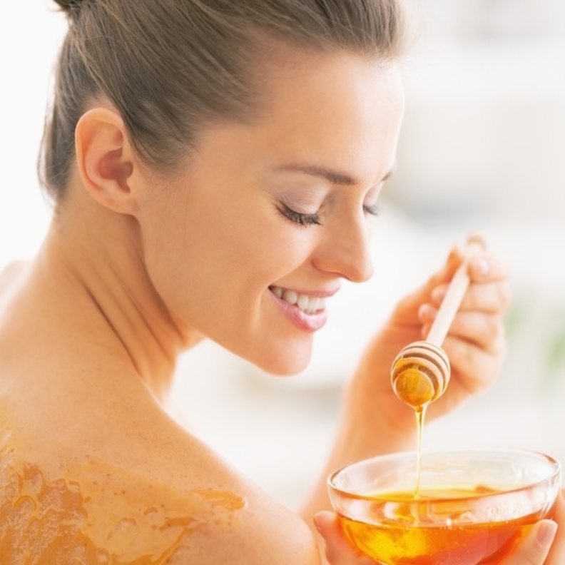 خلطات العسل لتفتيح المناطق الداكنة