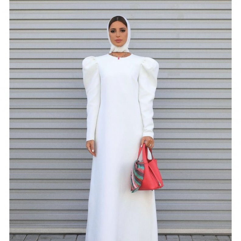 افكار تنسيق اطلالات صيفية باللون الابيض للمحجبات على طريقة فاطمة حسام