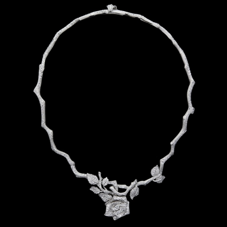  قلادة من ديور Dior