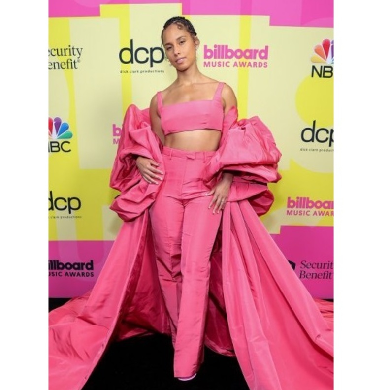 الكاب الطويل ميّز إطلالة المغنية Alicia Keys