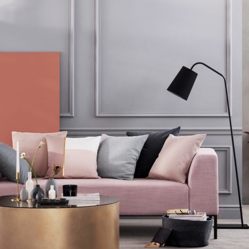  خلفية باللون الرمادي تبرز جمال الكنب بلونه الزهري الفاتح