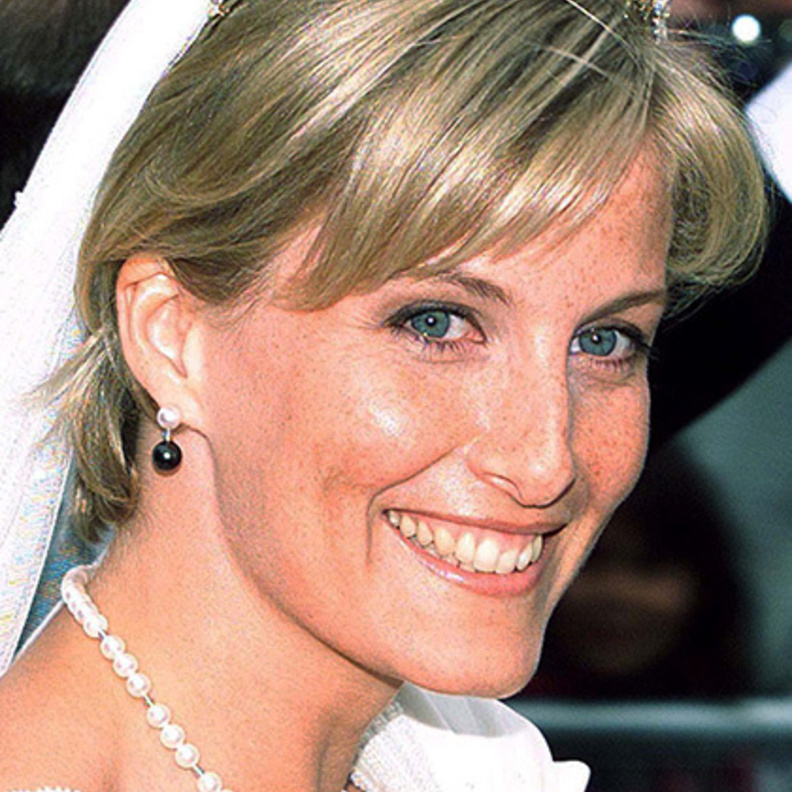 خاتم صوفي وسكس صممته نفس الدار التي صممت خاتم خطبة الأميرة ديانا