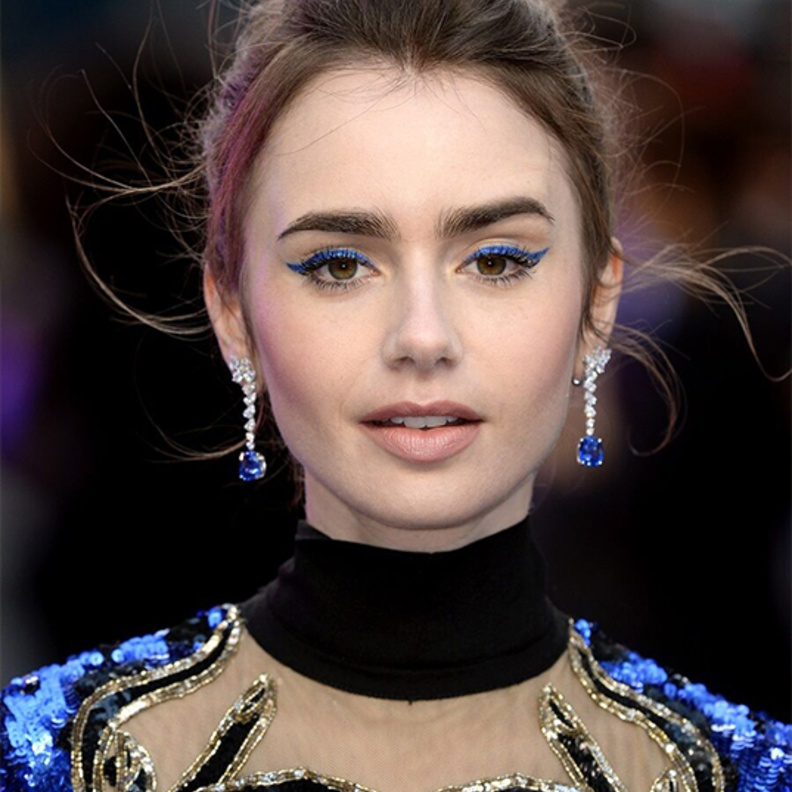 رسمات الايلاينر الملون لسهرات صيف 2021 من اطلالة Lily Collins