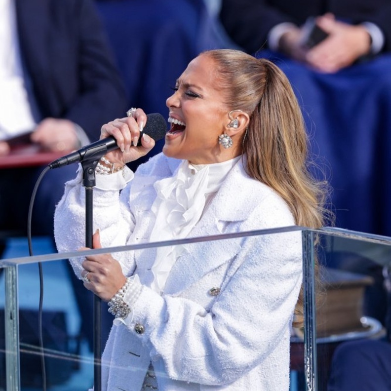 إطلالة لوبيز بجامبسوت من الدينم مع تفاصيل ذهبية في 13 يوليو 2001