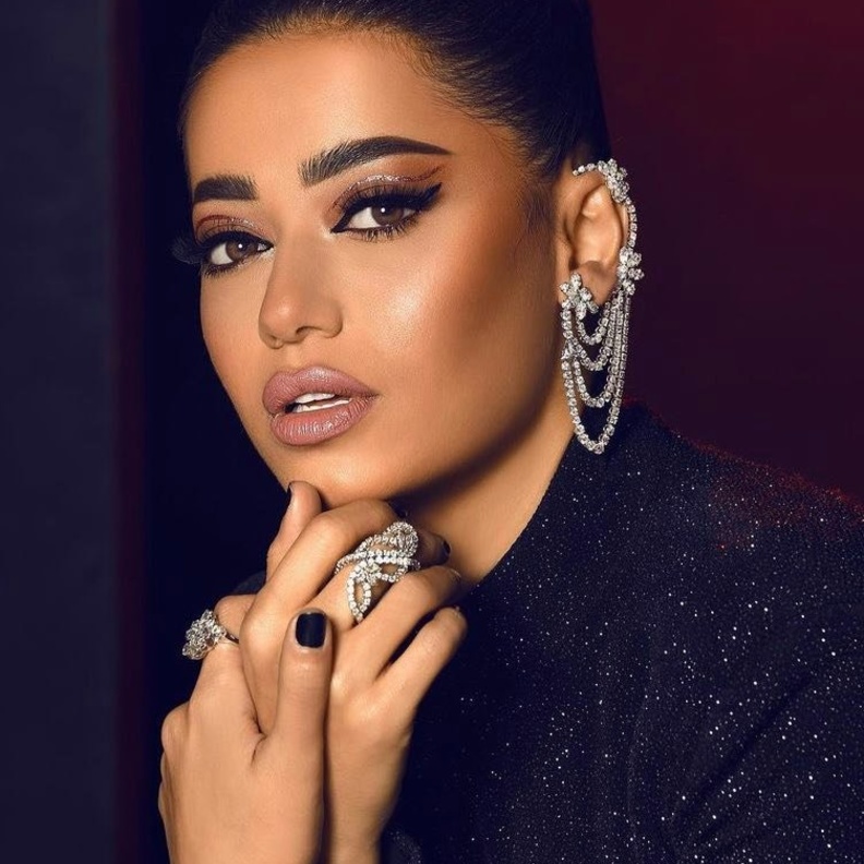 اطلالات رحمة رياض الجمالية بخطوط الايلاينر السوداء والهندسية