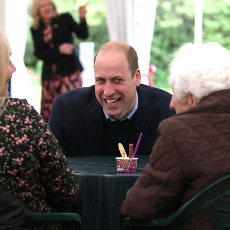 الأمير وليام يتناول الأيس كريم مع نزلاء دار مسنين