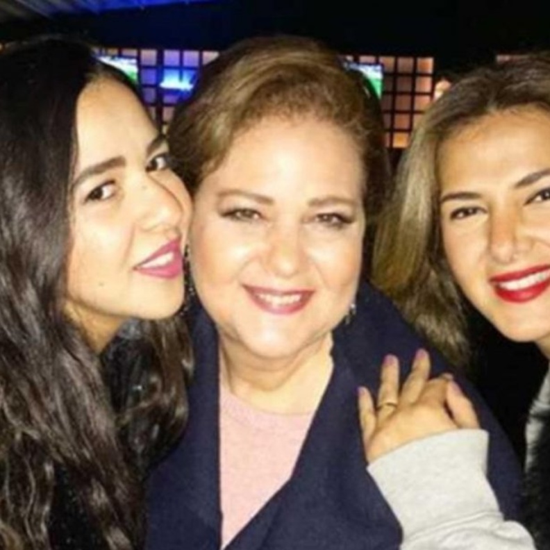 دلال عبد العزيز وابنتيها 