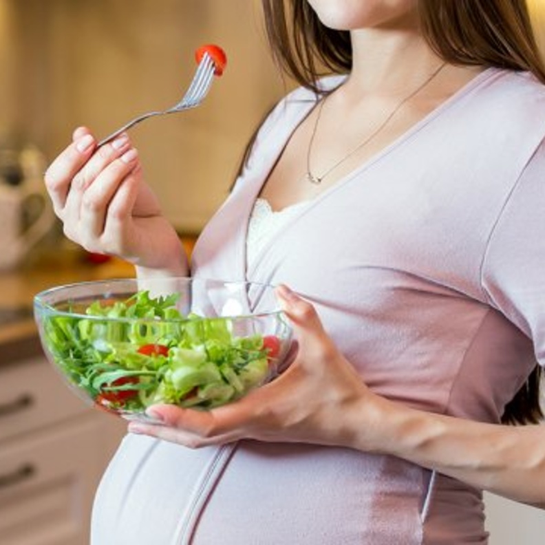 فوائد الخس للحامل ودوره في تقوية عظام الجنين