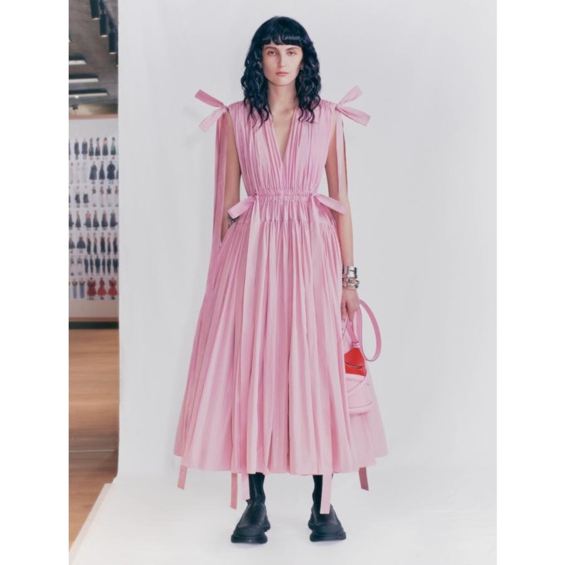 الإلهام والتصميم الجريء في مجموعة Alexander McQueen لما قبل خريف وشتاء 2021 