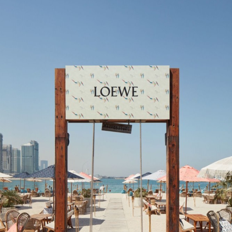 Loewe تطرح تشكيلة PAULA’S IBIZA 2021 في مطعم كوكو باي في نخلة جميرا بدبي