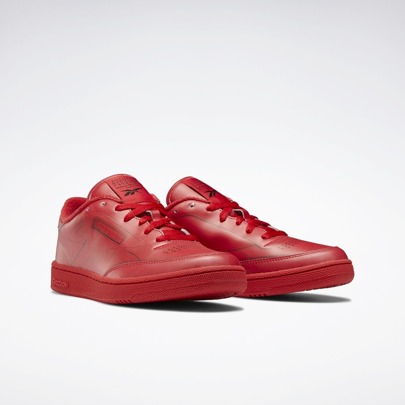 ريبوك تطلق ألوانًا جديدةً لموسم الصيف بالتعاون مع دار أزياء ميزون مارجيلا