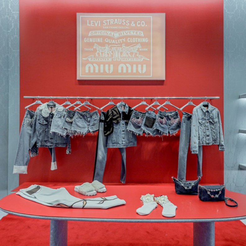 مجموعة Upcycled من Miu Miu بالتعاون مع Levi Strauss & Co