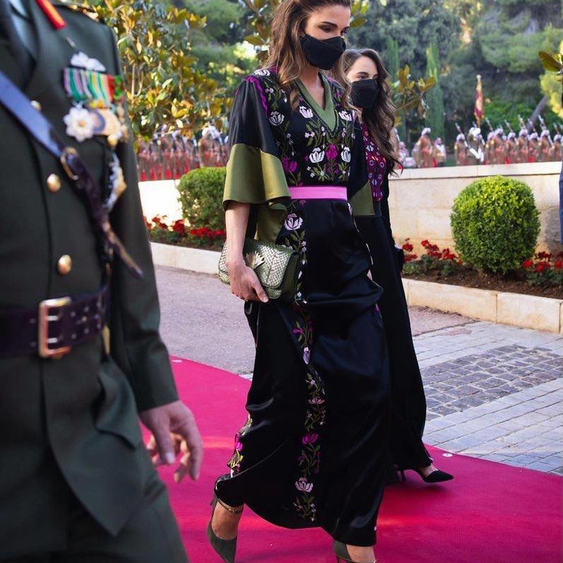 صور اطلالة الملكة رانيا تراثية وملفتة في العيد الـ 75 لاستقلال الأردن