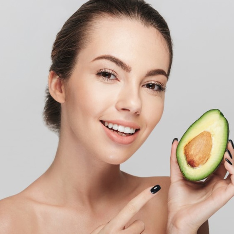  ماسك الافوكادو وماء الورد مناسب لنضارة جميع انواع البشرة