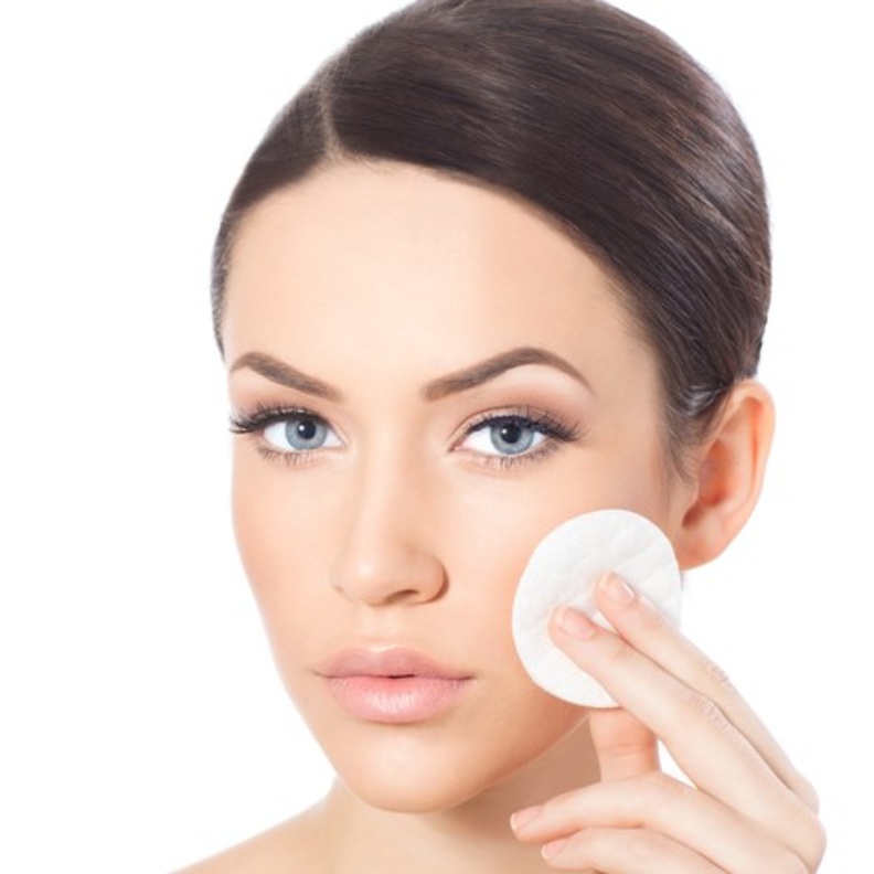 نصائح جمالية عند استخدام بياض البيض توصي بمسحه بالقطعة القطنية لتحقيق افضل النتائج