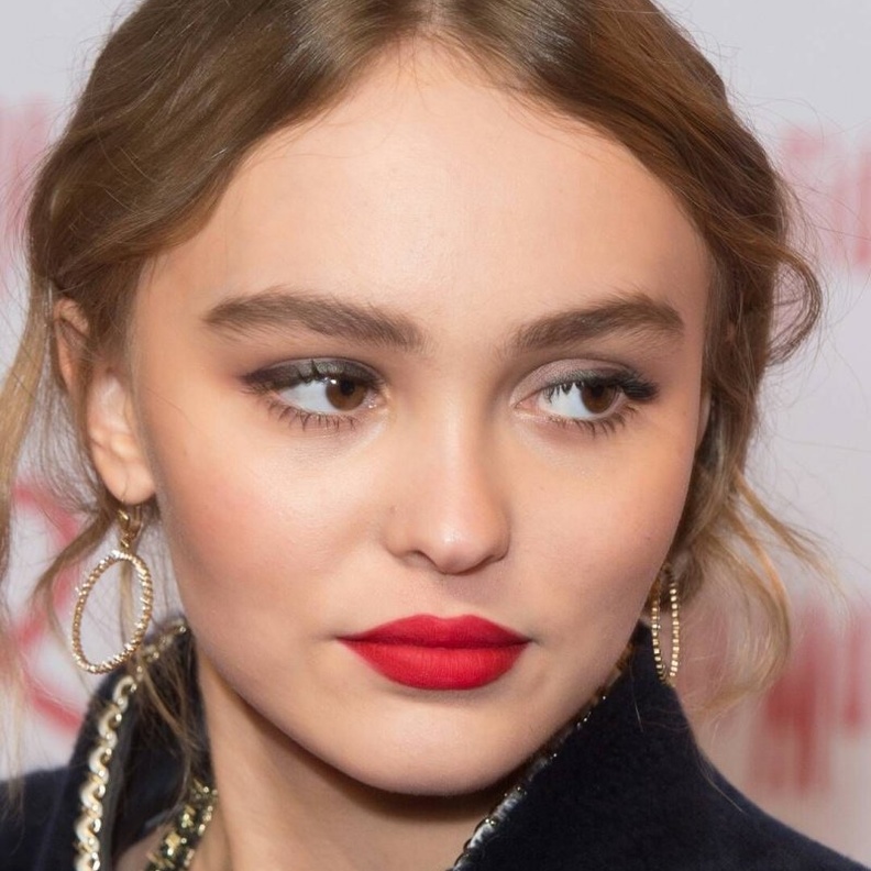 مكياج كلاسيكي عصري مع الروج الأحمر