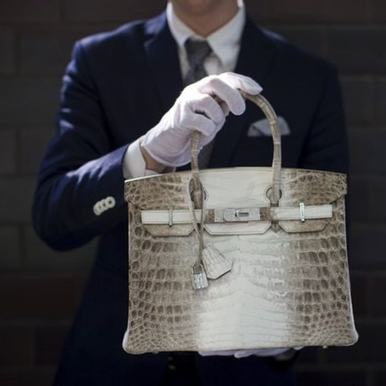 هذه الحقيبة على شكل قلب من دار Mouawad هي الأغلى في العالم وقد بلغ سعرها 3.8 مليون دولار أمريكي