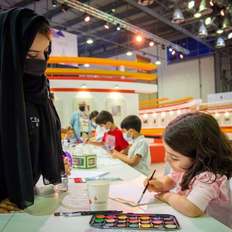 الفنانة إيمان الرئيسي تعلم صغار الشارقة القرائي للطفل 12 مهارات الرسم الحر