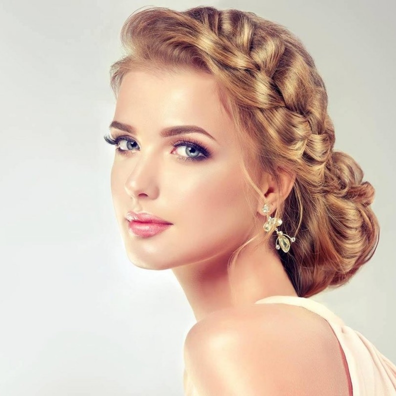  تسريحة الكعكة المنخفضة لصاحبات الشعر الطويل