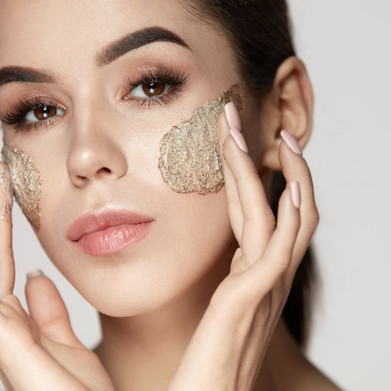 فوائد تقشير البشرة بالسكر البني في فصل الصيف