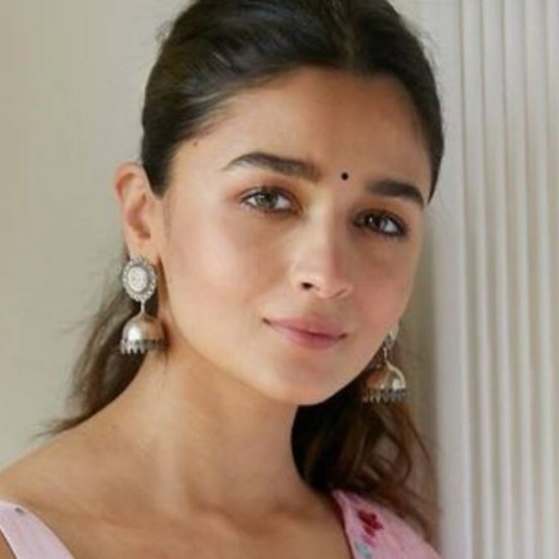 عليا بهات تشارك في حملة للتوعية بأهمية لقاح كورونا