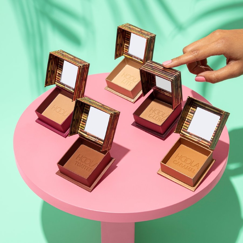 HOOLA GLOW بودرة برونزر براقة للوجه ذات الإصدار المحدود