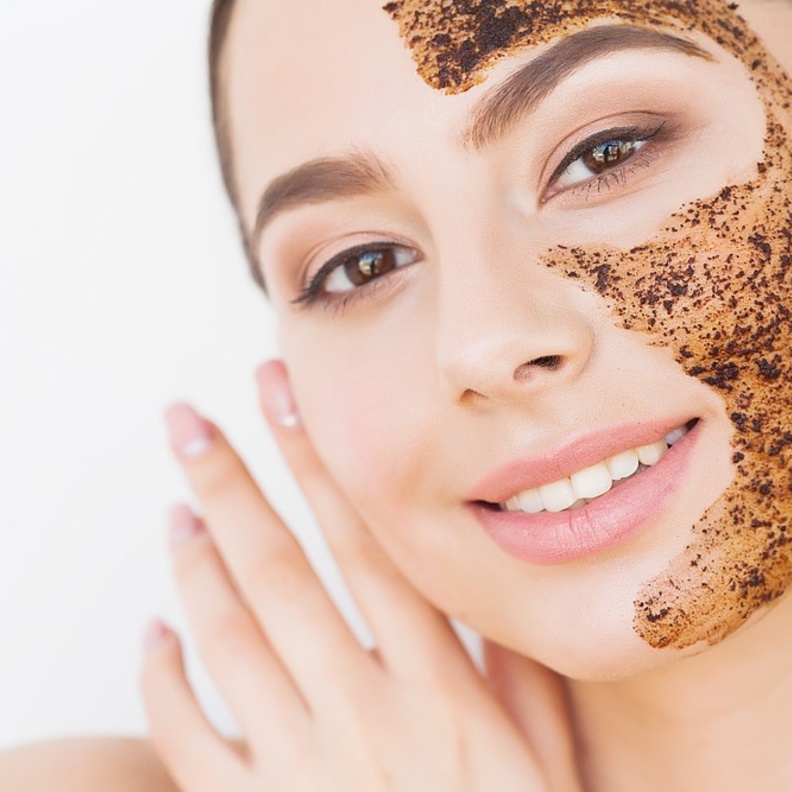 استخدام سكراب القهوة مرو في الاسبوع للبشرة الدهنية كي تتخلص من الدهون الزائدة نهايئا