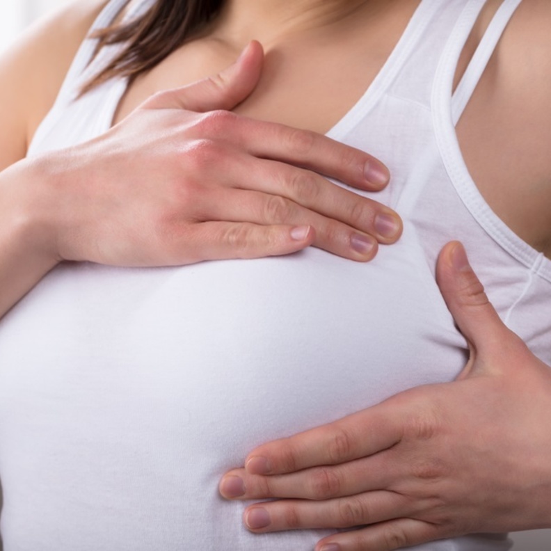 ما هي اعراض الشد العضلي في الثدي