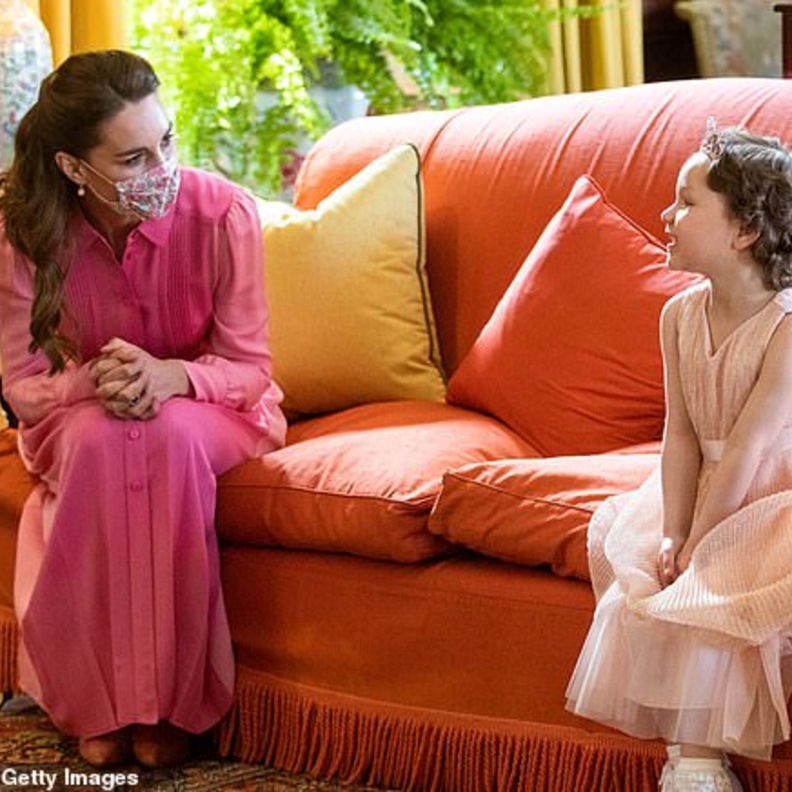 في لفتة مؤثرة.. كيت ميدلتون تستقبل طفلة مريضة بالسرطان باللون المفضل لديها