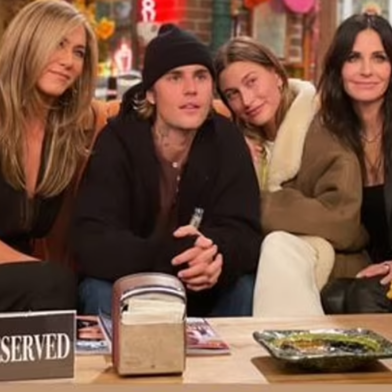 جاستن بيبر و هايلي وسط جينيفر و كورتني