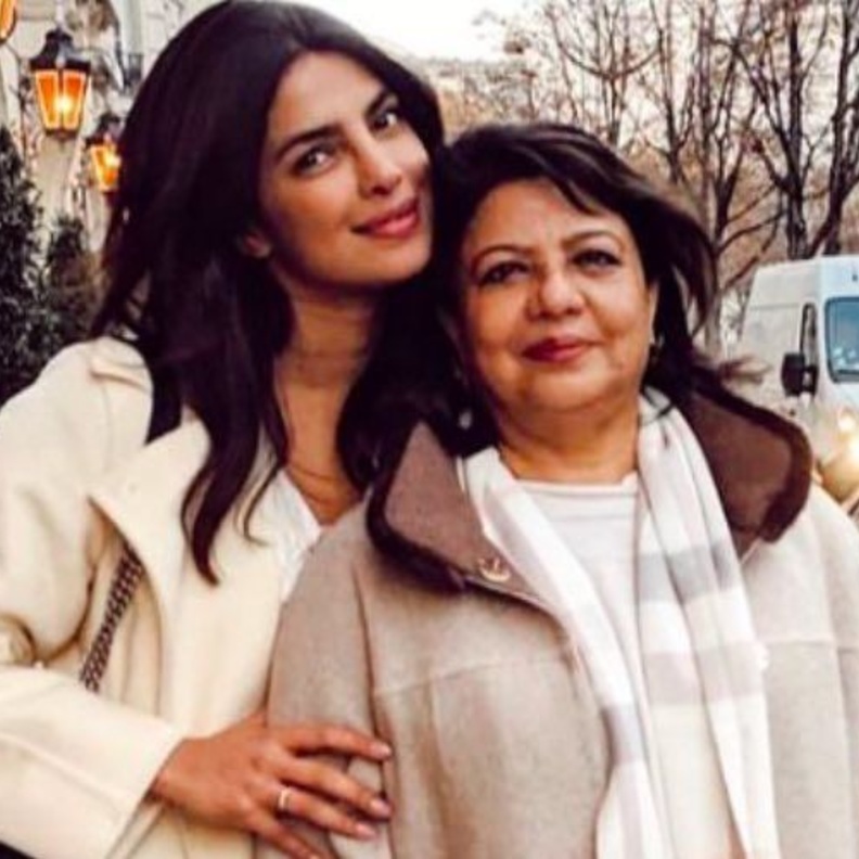 والدة بريانكا تشوبرا ترى أن ابنتها أجمل من ديبيكا بادوكون