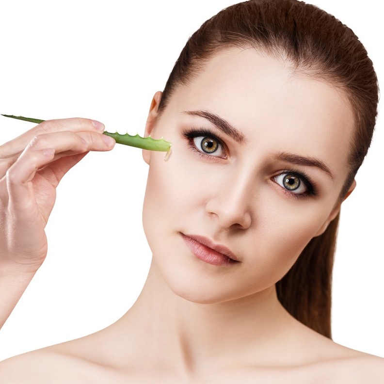 الألوفيرا رائع لشد التجاعيد تحت العيون