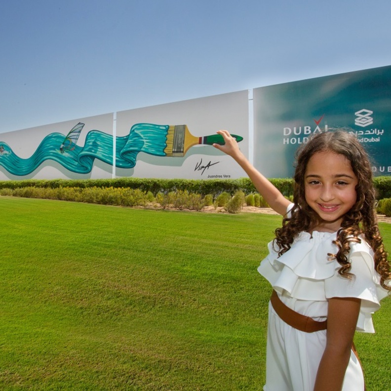 جدارية ضخمة جديدة من تنفيذ براند دبي في جميرا