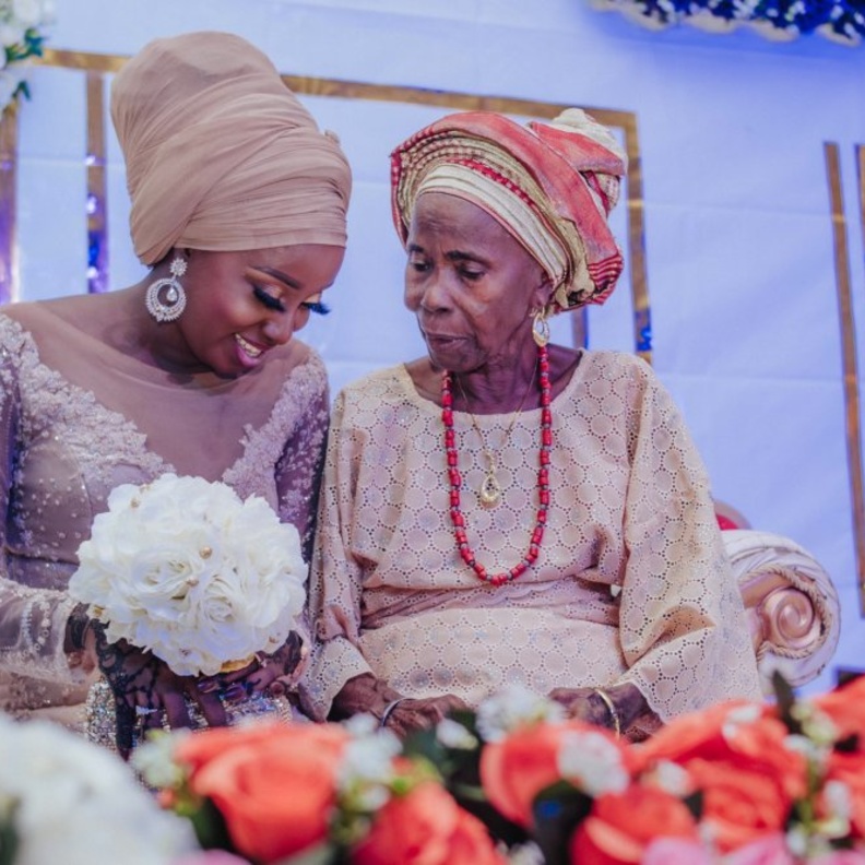  تلك اللحظة التي بكت فيها الجدة تأثرا في زفاف حفيدتها