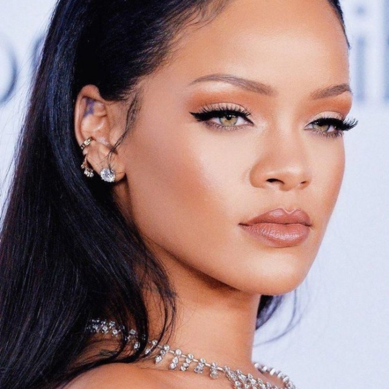 أجمل إطلالات مكياج جذابة للسمراوات مستوحاة من ريهانا