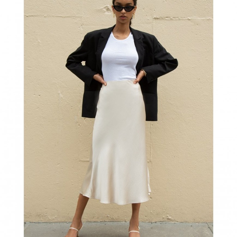 افكار تنسيقات ناعمة وشبابية للتنورة الحرير لاطلالات موسم صيف 2021