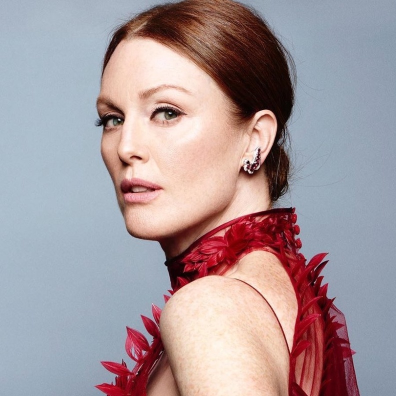 تسريحات شعر راقية مستوحاة من اطلالات جوليان مور