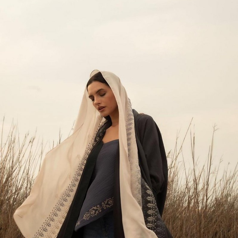  طرحة بيج من علامة MeddWear